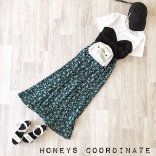 一枚で重ね着風な着こなしが楽しめるTシャツはあると便利！合わせるボトムス次第でTシャツをインしてコンパクトなバランスを楽しんだり、裾を出せばスキニーにも合わせやすいゆるシルエットも楽しめちゃう！