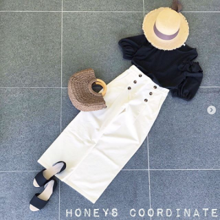 夏にぴったりなマリン風デザインがかわいいパンツを今年らしい肩見せのトップスで大人かわいくコーデ。