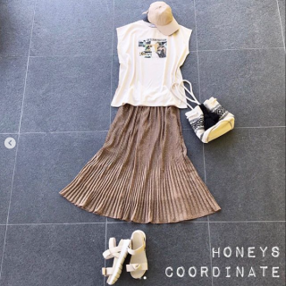 フォトTをワントーンで大人に、トレンドライクにコーディネイト。 動くたびに揺れるプリーツスカートがカジュアルな中にも女の子っぽさを演出。