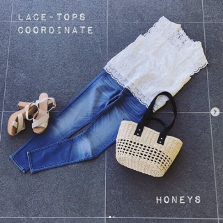 総レースのトップスはデニムに合わることで甘さを抑えた大人かわいいスタイリングに サンダルもヒールのあるものを選ぶことでカジュアルになりすぎず大人なコーディネートに♡