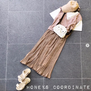 １枚でコーデ完結の便利なセットアイテム。シンプルだから合わせるボトムスを選ばず手持ちのアイテムとも好相性間違いなし♡