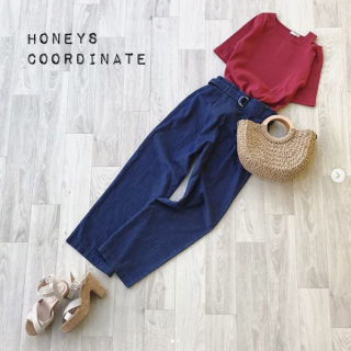 ワンショルデザインのトップスは定番色とこれからの季節にぴったりなカラーの全4色展開 赤をチョイスでデニムに合わせたら夏素材のBagとサンダルで季節先取りコーデに♡