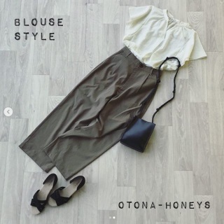 フレア袖がかわいいブラウスはスキッパーデザインでちょっと大人な印象に カーキのストレートパンツと黒小物でキレイめだけどどこかカジュアルなサファリスタイルに