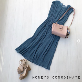 縦ラインが強調されるプリーツ素材がポイントのワンピースはシンプルデザインで合わせる小物次第でかわいくも、カッコよくも着こなし自在！