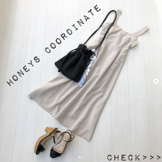 リネンライクな素材がトレンドなワンピースはバックスタイルのリボンがかわいい♡ 太めのストラップでジャンスカ風な着こなしも楽しめます！