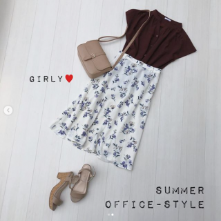 ブラウス+フレアスカートの定番オフィススタイルは色使いで旬なスタイリング ブラウンのブラウスには白ベースの花柄を合わせてこれからの季節にぴったりな爽やかなコーディネートに