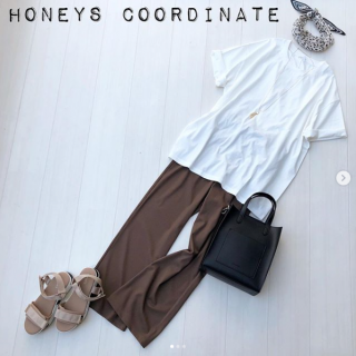 一見シンプルなTシャツは後ろにスリットが入っているからボトムスやインナーをちら見せする重ね着スタイルが楽しめちゃう！ 大人っぽいリブパンツ合わせの他にもチュールや花柄などのロングスカート合わせもオススメ。