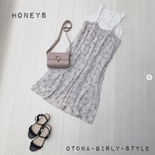 1枚で主役級のキャミワンピは白タンク合わせでシンプルにスタイリング 単色の花柄を選べば幼くなりすぎず可愛らしい印象に 背面のリボンデザインもポイント♡