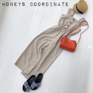 リネン風の素材が大人なオールインワンはシンプルに、小物合わせで遊びをきかすのがオススメ。