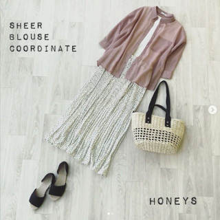 シンプルスタイルにゆったりめサイズで透け感のあるシャツを合わせて今年らしく ピンク×アイボリーの甘めカラーコーデにBagの持ち手とサンダルの黒を差して甘くなりすぎない大人可愛いスタイリングに