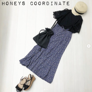 レース使いがかわいいTシャツ。クロを選べば肌の透け感も強調されておしゃれ見え。