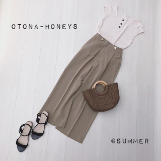 釦付きデザインのマリン風パンツで夏スタイル スクエアネックのトップスは1枚でさらっと着ても良しシャツやカーデのインナーとしてもポイントとなるデザインです♡