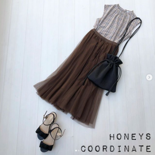 夏のダークカラーコーデでおしゃれ見え♡ チョコレートブラウンがかわいいチュールスカート主役にチェックのブラウスで王道ガーリィコーデ。