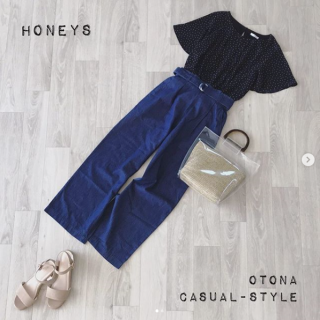 袖がフレアになっているトップスはブラウス見えでキレイめにもカジュアルにも着こなせる1枚 デニムを合わせてもカジュアルになりすぎないのがうれしい