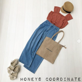 レトロ調な柄がかわいいブラウスを薄色デニムでビンテージ風にコーディネート。 オレンジとブルーのコントラストが目を引く大人も挑戦しやすいカジュアルコーデ♡