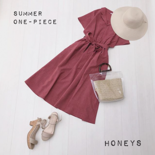 夏の日差し対策につばが大きめの帽子を合わせたワンピーススタイル♡ キレイ色のワンピースは着るだけで気分も上がるのでこれからの季節におすすめ♪