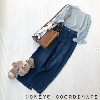 袖の透け感がかわいいトップスをデニムワイドでカジュアルにコーデ。 デニムのブルーとミントの寒色系カラーリングコーデでさわやかな印象。