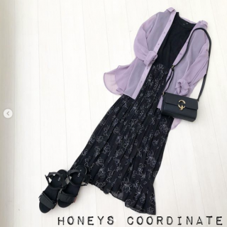 クロで大人っぽく、スタイリッシュに仕上げたスカートコーデ。 冷房＆紫外線対策にも使える透け感がポイントのシアーシャツで色を添えて、大人ガーリィスタイルの完成！