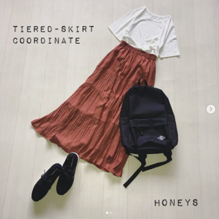 ティアードスカートを主役にした大人カジュアルスタイル スカートが目を引くアイテムなので合わせのアイテムはシンプルにまとめて