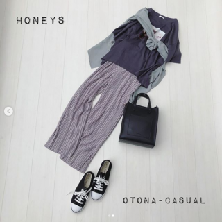 プリーツのストレートパンツを大人カジュアルにスタイリング Tシャツ+パンツのいつもコーデのアクセントにシャツブラウスをななめ掛けで合わせて