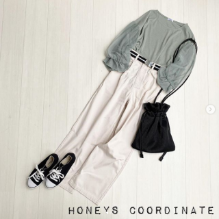 くすみミントがかわいいトップスをカジュアルなアイテムに合わせてスタイリング。 甘いアイテムだけの足し算よりもボーイズライクなアイテムに合わせたほうがチュールやフリルのデザインが引き立っておしゃれ♡