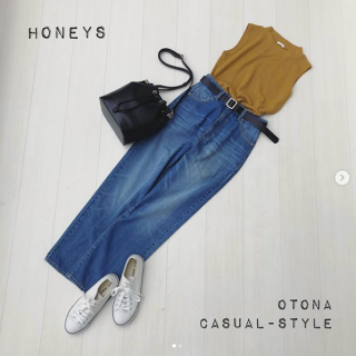 ベルト付きのデニムストレートパンツを大人カジュアルにスタイリング Bagできちんと感を出しつつ足元にスニーカーを合わせて抜け感を演出