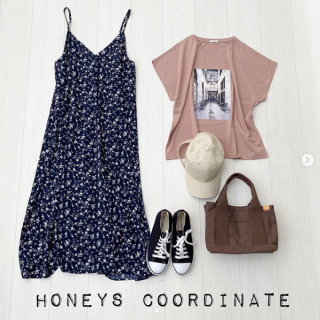 花柄のキャミワンピはカジュアルミックスして気取らないスタイルに仕上げるのがおすすめ。 締め付け感のないゆるっとしたシルエットはマタママさんにもおすすめです。