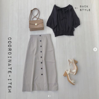 後ろリボンやウエストギャザーなど可愛いが沢山なトップスを大人ガーリーにスタイリング 主役アイテム以外はシンプルにまとめることで大人な印象のコーディネートに