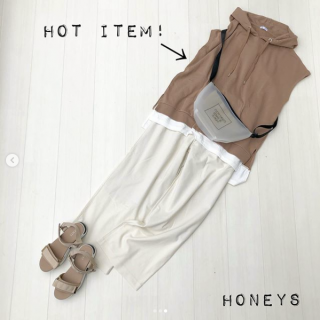 ゆるっとしたサイズ感と、重ね着風デザインが大人気のトップス。シリーズ最新作はパーカータイプでコーデに１枚入れるとこなれ感たっぷりな大人カジュアルコーデが完成！スキニーにもロングスカートにも相性◎