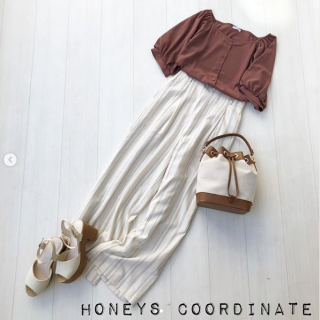 パフスリーブがかわいいブラウスに麻混素材が大人っぽいストライプのパンツを合わせた夏コーデ。 シンプルながらもかわいさをプラスしたリラックスコーデはおうち時間にもおすすめです。