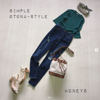 グリーンのトップスを主役にしたシンプル大人スタイル ダメージスキニーやアニマル柄のスカーフなどいつもスタイルにちょっとした変化をプラスして