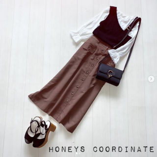 長め丈が大人っぽいポケット付きのスカートにワンツーコーデがらくちんなビスチェアンサンブルを合わせて、モードな印象のビターカラーコーデに挑戦！