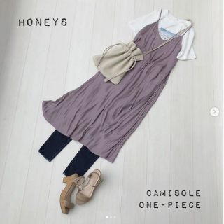 後ろがレースアップデザインになっているキャミワンピはTシャツ＆デニムを合わせて大人カジュアルなスタイリングに キャミワンピはペチコート付きなのでデニムなしのスタイリングもOK♡