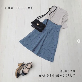 線描きの花柄はガーリーになりすぎないのできれいめオフィススタイルにおすすめ 　付属のベルトはあえて外して小物を黒でまとめてハンサムガーリーに