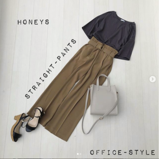 ゆるっとサイズのTシャツときちんと見えのストレートパンツで抜け感のあるオフィスコーデに ゆったりサイズの着こなしもトップスをインすることできちんとコーデの完成