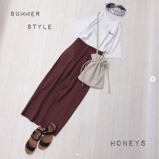 バックプリントがポイントのゆるTを大人カジュアルにスタイリング ドット柄のスカーフはカチューシャ代わりにヘアアクセとしてプラス 巾着Baｇはあえて斜め掛けで合わせるのも◎