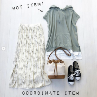 カジュアルなレイヤード風のパーカーをフェミニンなロングスカートでテイストミックスコーデ。