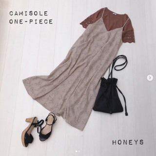 線描きの花柄が大人見えのキャミワンピースは縦長のシルエットがキレイな1枚   袖レースのTシャツを合わせて甘さをプラスしたワントーンコーデに