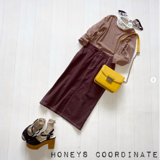 大人なブラウン系グラデーションコーデにポイントでイエローを置いたガーリィコーデ。 スカーフ合わせでレトロなイメージを演出。