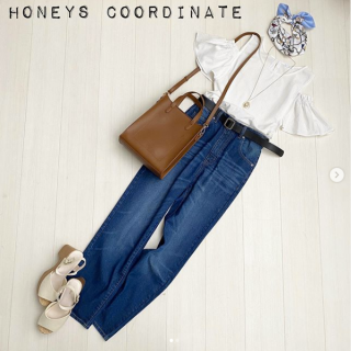 白いブラウスとデニムが王道なさわやか夏コーデ。 ブラウスは肩が開いたデザインがポイントな肌見せアイテム。 トレンドを程よく取り入れたコーデはシンプルさ故大人な印象も。