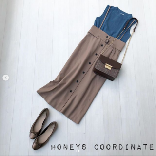 華奢なストラップが大人かわいいジャンスカ。 ラテカラーでまとめるのもいいけど、たまにはくすみカラーを投入して大人なカラーリングコーデに挑戦