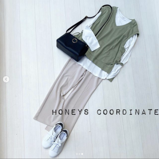 きれい目見えするセンタープレスのフレアパンツは、ベスト＆ロンTと合わせてカジュアルミックスするとベストバランス！