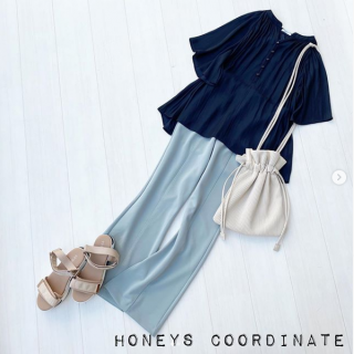 カラーパンツが新鮮！チュニックブラウスに合わせるのもパッと目を引くミントカラー、しかもフレアシルエットのパンツでいつもより気持ちも華やぐ♡