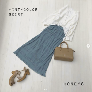 マジョリカプリーツ加工のスカートはミントカラーをチョイス ミントと相性のいいアイボリーのブラウスを合わせて大人なフェミニンスタイルに
