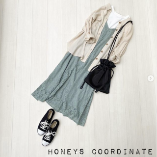 ゆるシルエットのシャツを使ったコーデが人気！ レース生地が最高に女の子っぽいワンピースは合わせのアイテムをカジュアルテイストで統一してぐっと甘さを抑えたコーデに仕上げるのがポイント。