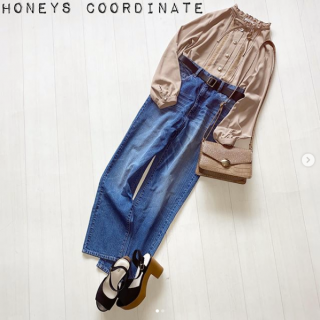 ちりばめられたいろいろなボタンがポイントなブラウスをあえてカジュアルなデニムパンツでコーデした大人かわいいスタイル。 小物は大人っぽく。ヘアメイクは甘めにアレンジしたい。