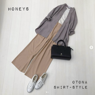 バンドカラーブラウスを使ったパンツスタイル シンプルなコーディネートでもバンドカラーブラウスを羽織るだけで今年らしいスタイリングに