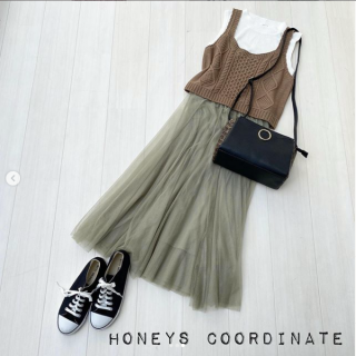 新作のセット商品が長袖ながら早くも売れ筋に！ ニットビスチェとインナーがセットになって重ね着コーデもワンアイテムで可愛く解決！ お手持ちのノースリーブと合わせてこの時期から単品使いもおすすめ♡