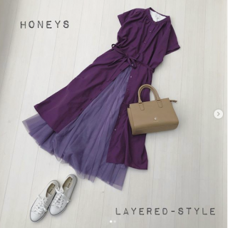 人気のマオカラーワンピはパープルを選んで新鮮なスタイリングに 前開きの釦は途中まで開けてボリュームのあるスカートをレイヤード 前を全部開けて羽織ってもOK