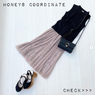 花柄にチュールを重ねたとびっきり可愛いスカートを主役に、黒を効かせた大人ガーリーコーデ。